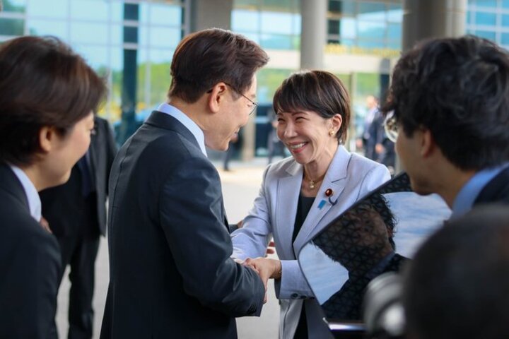 歷史宿敵握手言歡　李在明竟與右翼高市早苗結為好友