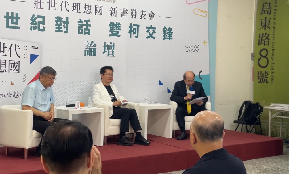 前民眾黨主席柯文哲（左）、民進黨立委柯建銘（右）23日出席前白委吳春城（中）的新書發表會。圖/記者洪子苓攝