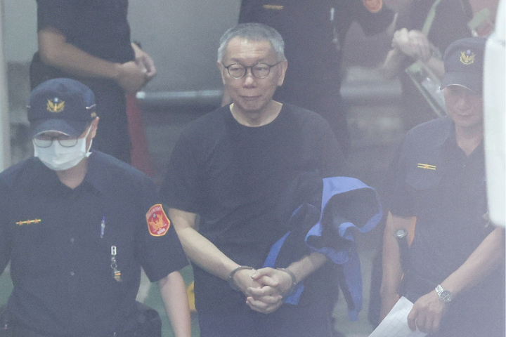 圖為台北地方法院審理京華城案，8日提訊在押的前台北市長柯文哲（中）到庭。圖/中央社