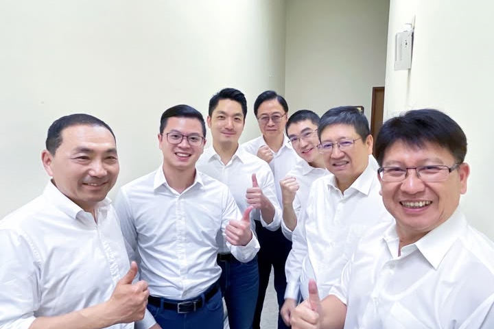 在國民黨主席投票前三日,桃園市議員凌濤(左二)在臉書上貼出與多位縣市首長的合照,其中包含台北市長蔣萬安(左三)以及新北市長侯友宜(左一)等人皆已公開支持候選人郝龍斌。圖/取自凌濤臉書