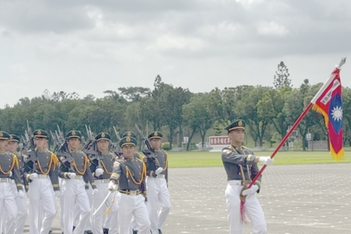 為吸引青年從軍，國防部提高軍人的待遇。圖為陸軍官校2025年6月的校慶情形。圖／記者林瑞益攝