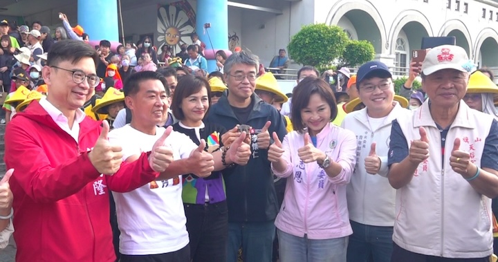 苗栗縣通霄鎮白沙屯拱天宮媽祖15日與高雄旗山天后宮媽祖聯袂遶境旗山街區，賴瑞隆（前左）與國民黨立委柯志恩（前右3）同框，高雄市副市長李懷仁（前右4）等人出席。圖/高雄市政府提供