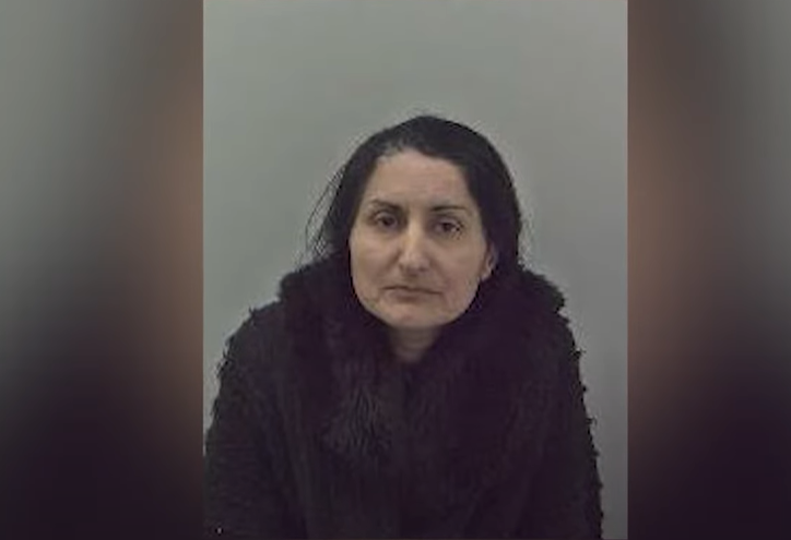 英國54歲婦人考爾 （Narinder Kaur）在2015年到2019年間，犯下上千起退貨詐騙，不法獲利達2千萬台幣。圖/翻攝自st Mercia Police YouTube頻道