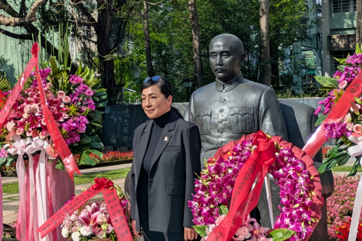 長年推廣孫中山精神的孫雅麗特別到藍營舉辦的紀念活動上獻花致詞。圖/記者高陸攝