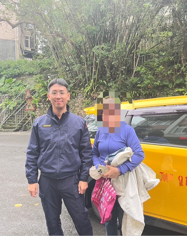 圖為翠山所警員江家德（左）與婦人合照。圖/士林分局提供