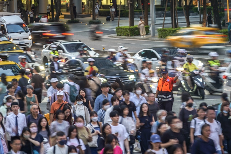 主計總處24日公布10月人力資源調查統計結果，最新失業人數40.4萬人，比上月少3000人；失業率3.36％，比上個月下降0.02個百分點。圖為台北市信義區傍晚下班人潮。圖/中央社
