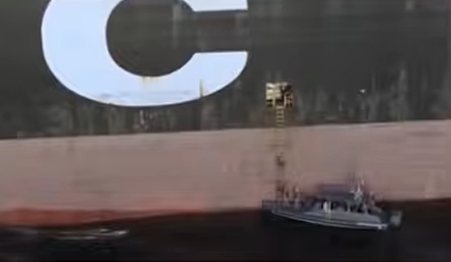 伊朗革命衛隊強行登船畫面。圖／翻攝自TheNationalUAEchanne  YT頻道