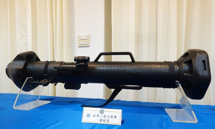 紅隼二型（室外型）的發射器與火箭彈總重7.4公斤、全長116公分，另一款加裝衝擊抑制機構模組的室內型則尚未對外公開。圖/中央社