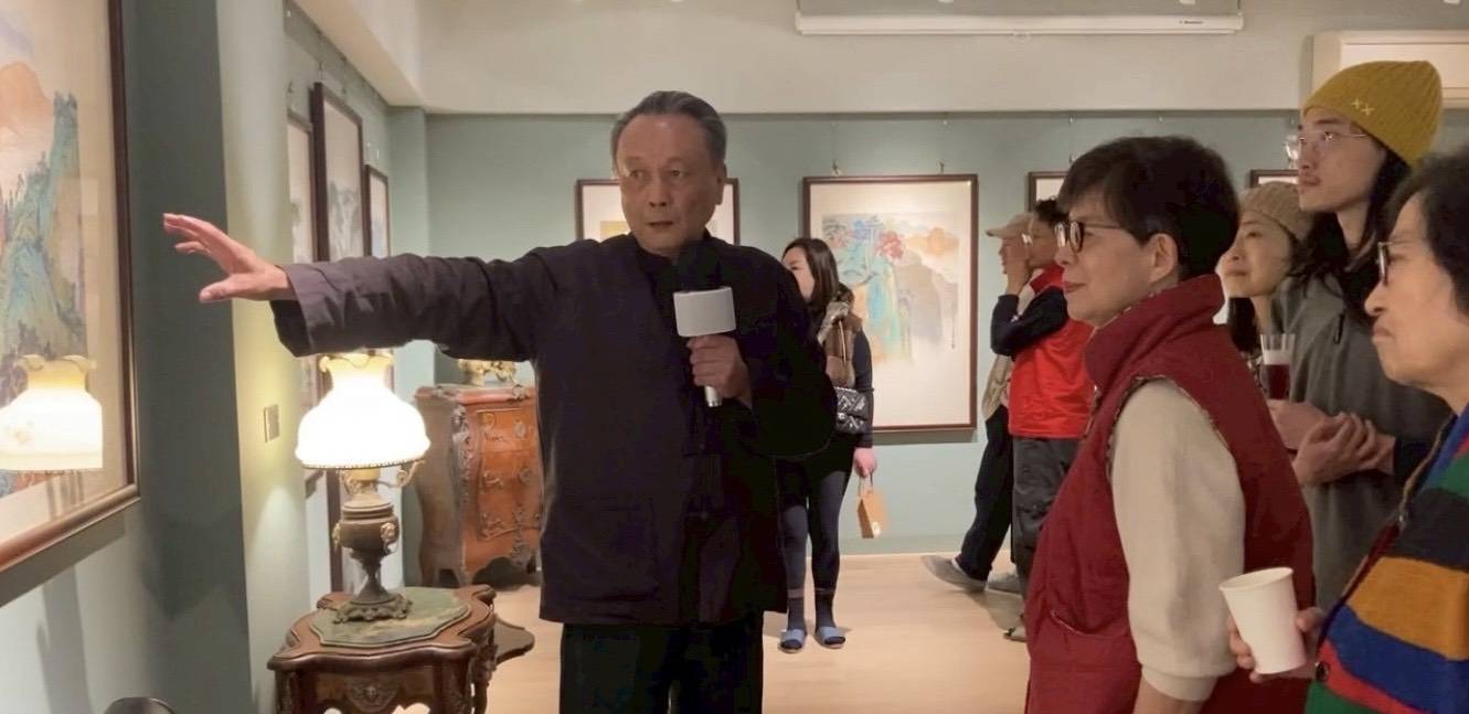 石雲華於展覽開幕當日，為來賓悉心導覽關於畫作的創作背景。圖/林碩國際提供