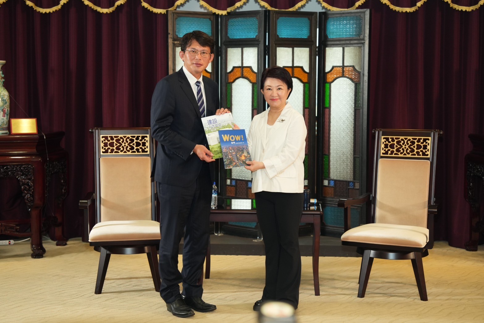 民眾黨主席黃國昌（左）拜會台中市長盧秀燕。圖／取自黃國昌臉書