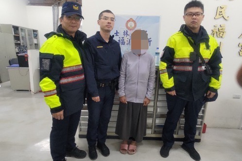 深夜山區驚見迷途婦人身影　士林警眼尖認出「熟面孔」即刻救援 