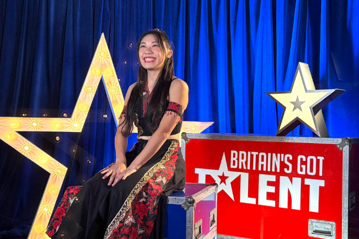 台灣女孩楊立微20年磨一劍　「腳滾火缸」震撼《英國達人秀》