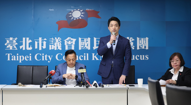 罷免案涉幽靈票越演越烈,國民黨台北市黨部主委黃呂錦茹(右)遭北檢列被告約談。圖為台北市長蔣萬安(中)16日赴台北市議會國民黨團說明市府在本會期重大政策、法案及議案。圖/中央社