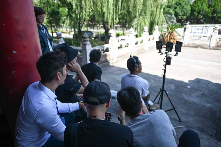 2025年6月29日，台灣青年在華夏文化園微短劇拍攝基地探班劇組拍攝。圖/中新社記者王剛 攝