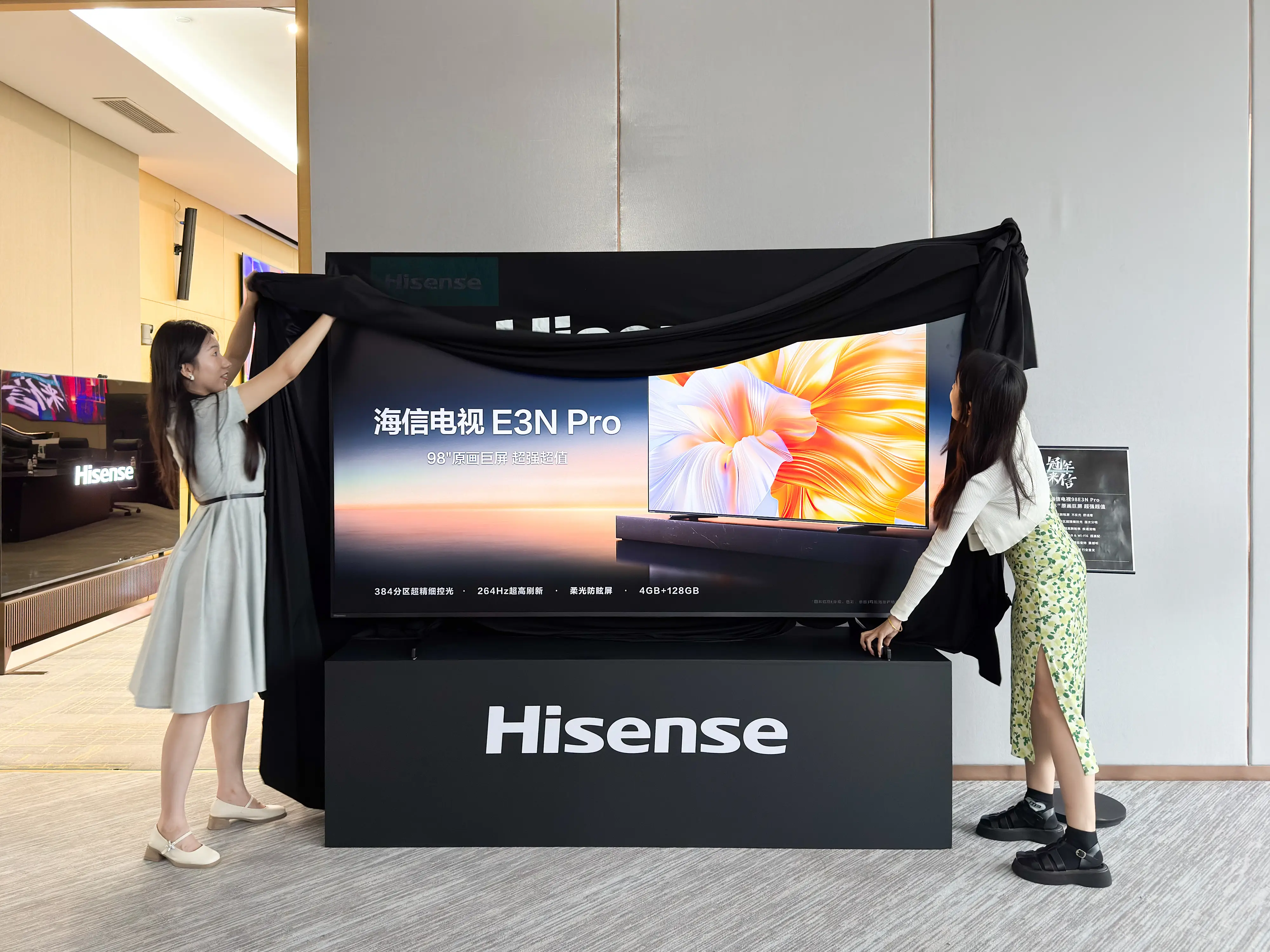 海信電視的性價比很高,如圖中的98吋電視,在大陸售價不到1萬元人民幣,相當台幣4萬3千元內就可買到。圖/取自搜狐網