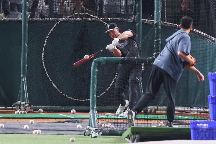   費爾柴德（左）27日加入世界棒球經典賽（WBC）中華隊練球，但根據規定，僅能練球，不能實戰出賽。圖右為退役球星陳偉殷。圖/中央社