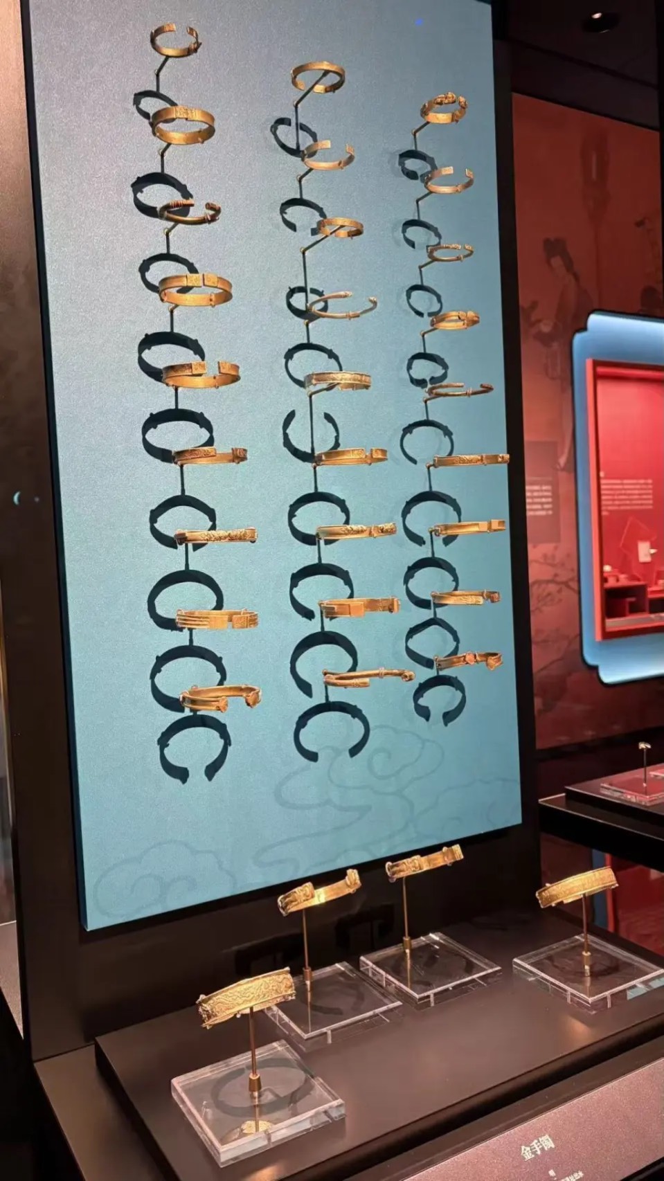 江口沉銀博物館內大批的金手鐲。圖/取自澎湃新聞