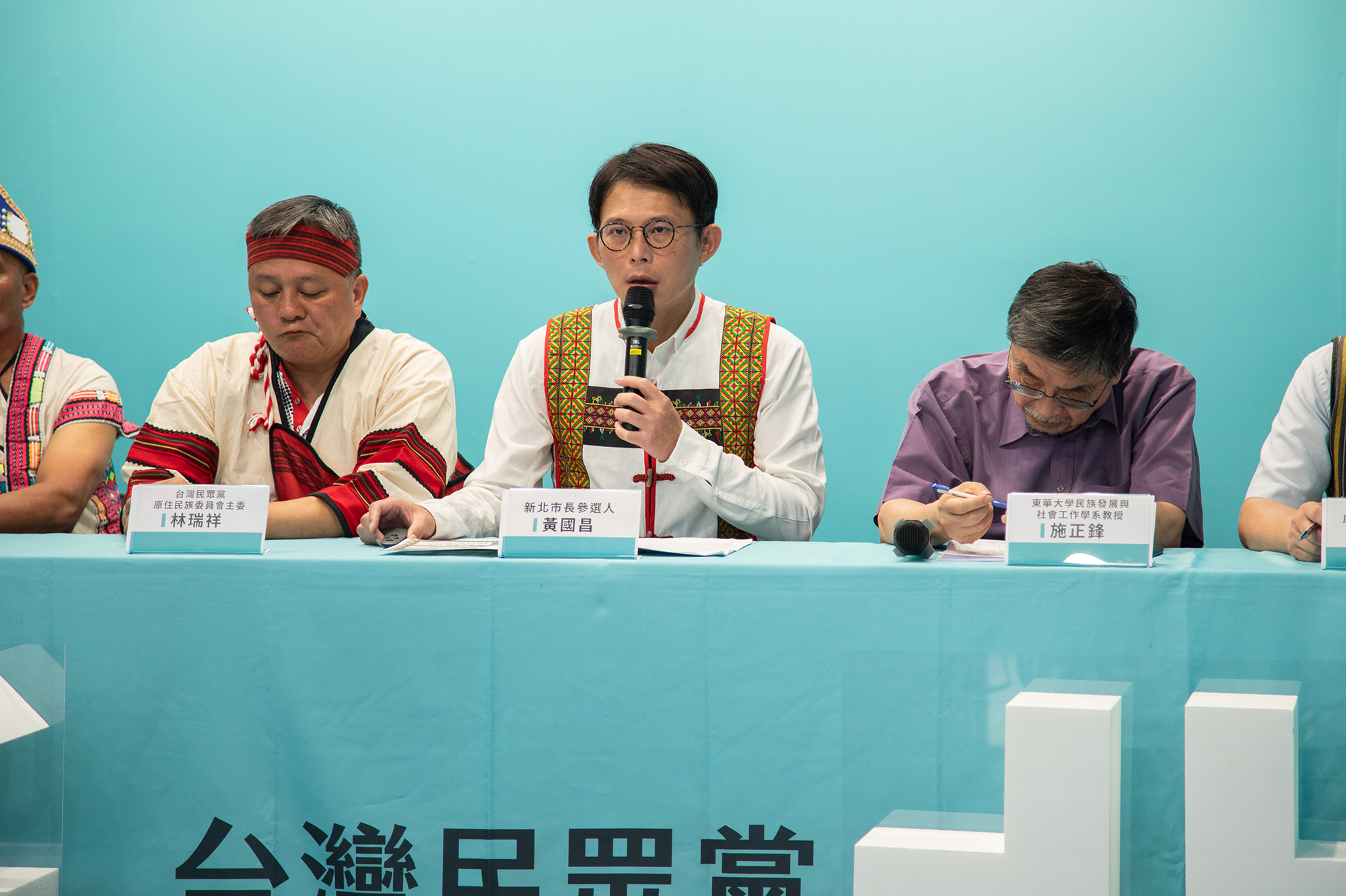 記者會公布新北原民政見　黃國昌回應辣椒水事件：民進黨別自己去扎稻草人 