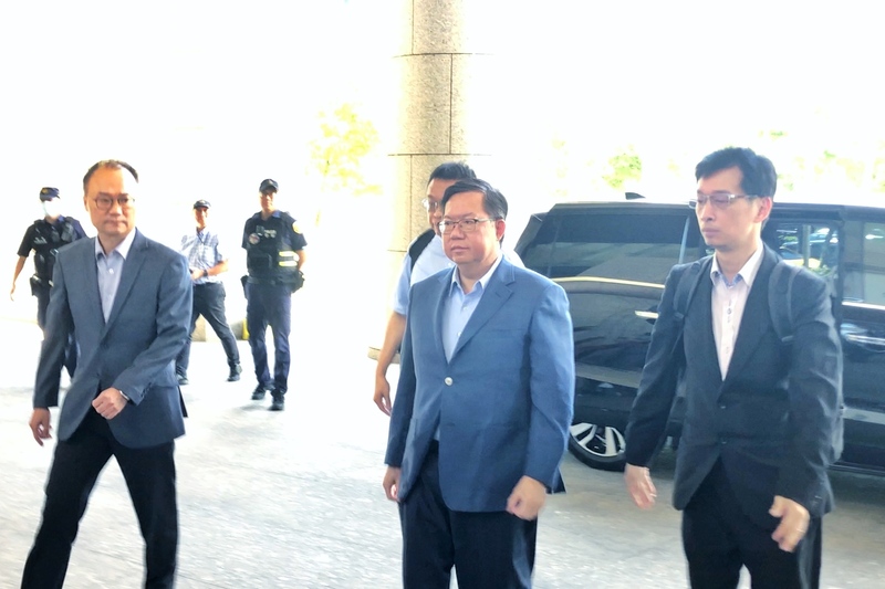 前桃園市長鄭文燦（前中）疑涉犯貪污治罪條例，法院裁定新台幣500萬元交保，高院發回更裁後，桃地院上午開聲押庭，圖為鄭文燦抵達後不發一語步入法院，三大律師陳永來（左一）、游琦俊（中）、鄧翊鴻（右）陪同出庭應訊  。圖/中央社