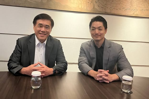 台北市長蔣萬安（右）表態在國民黨主席改選中力挺前台北市長郝龍斌（左）。圖/取自郝龍斌臉書
