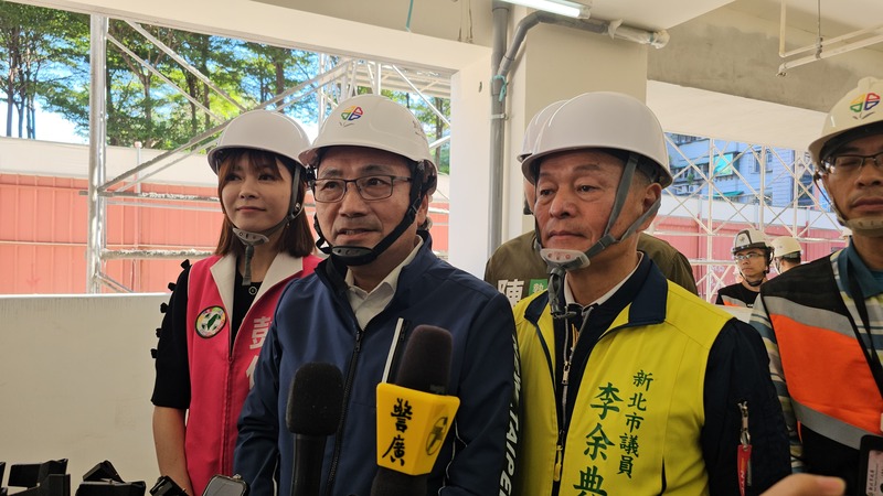 新北市長侯友宜（左2）23日受訪表示，司法正義是最後一道防線；對加害者，應該從重量刑，讓正義能夠回歸。圖/中央社