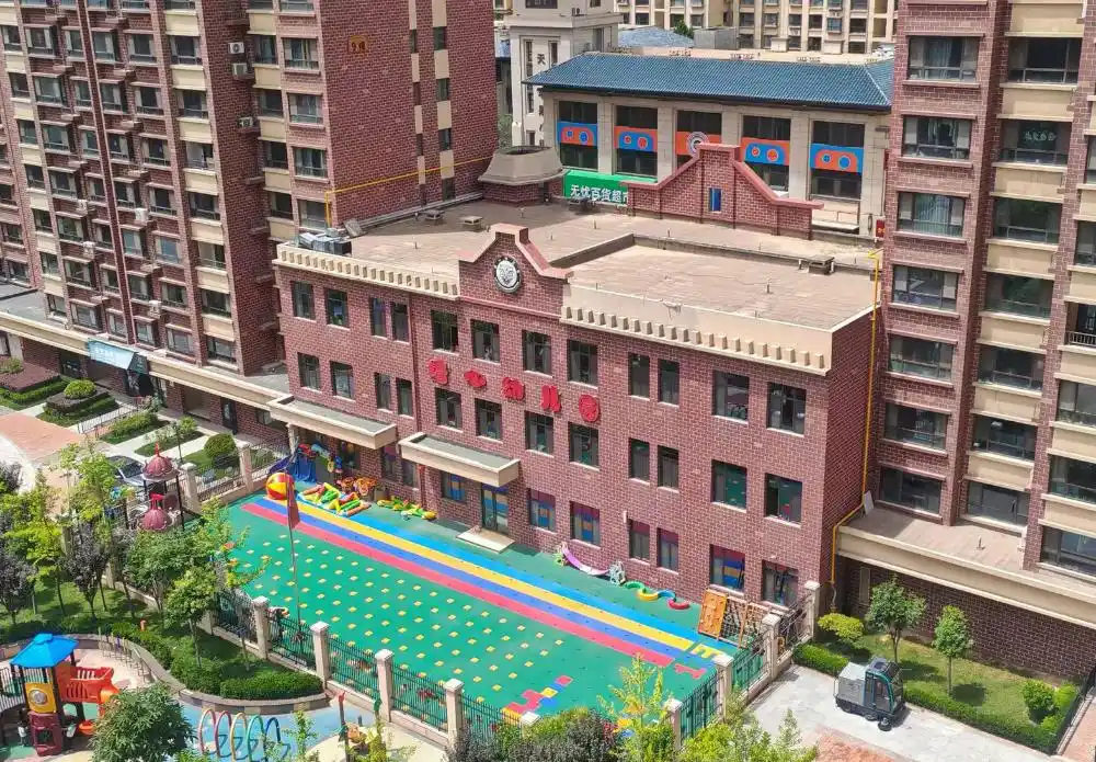 位在甘肅天水市麥積區褐石的培心幼兒園頗具規模，但經調查，園長只是為多招生，讓家長看到菜色能增加吸引力才這麼做。圖／取自江南時報網