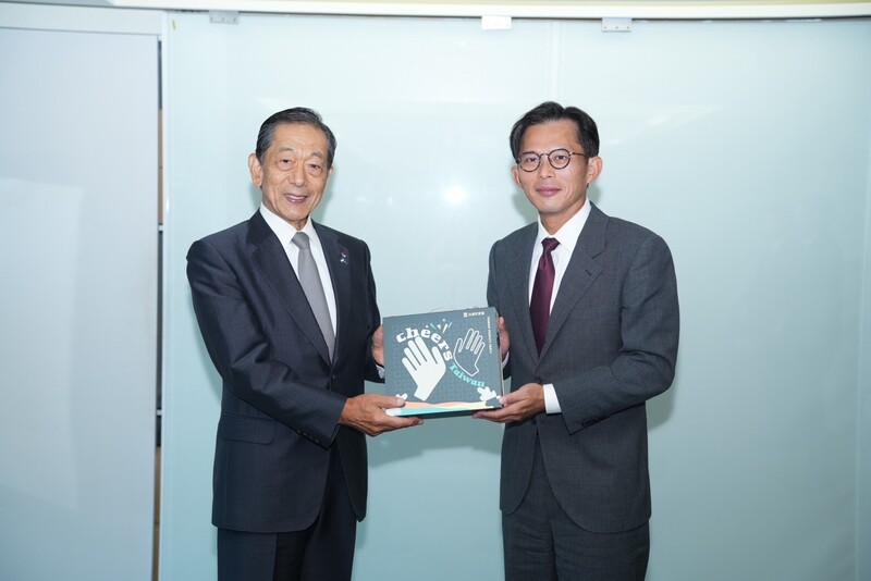 圖為民眾黨主席黃國昌（右）16日與日本台灣交流協會會長隅修三（左）會面的畫面。圖/中央社（民眾黨提供）