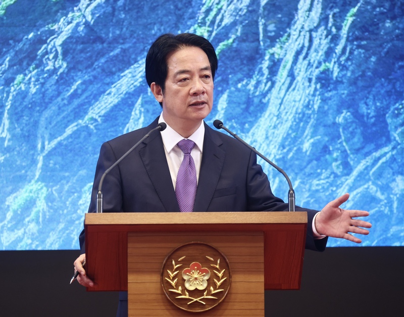 賴清德520發表執政2週年談話，他說，台灣願在對等、尊嚴的原則下，與中國展開健康有序的交流，但堅定拒絕「以和平包裝統一」的統戰作為，我們珍惜和平，但不會放棄自由；我們願意對話，但不會接受矮化。圖。中央社