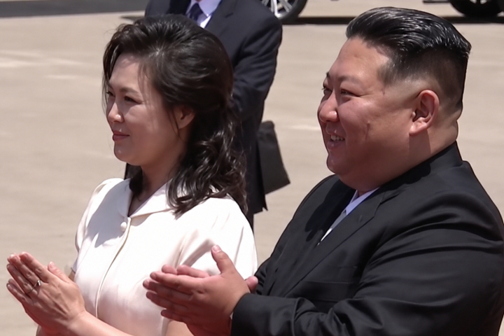 【有片】高規格接待！金正恩夫婦親迎專機　北韓儀隊高喊「祝習近平同志身體健康」