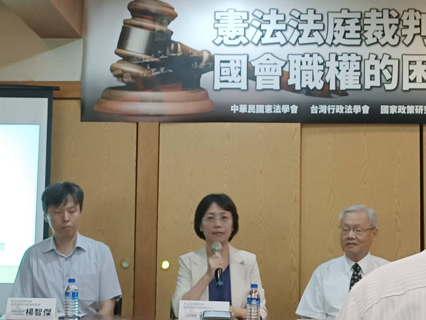 國民黨立委翁曉玲(中)上周參加「憲法法庭裁判後，國會職權的困境與未來」座談會，右為前大法官蘇永欽，左為雲林科技大學科法所教授楊智傑。圖／簡立欣攝