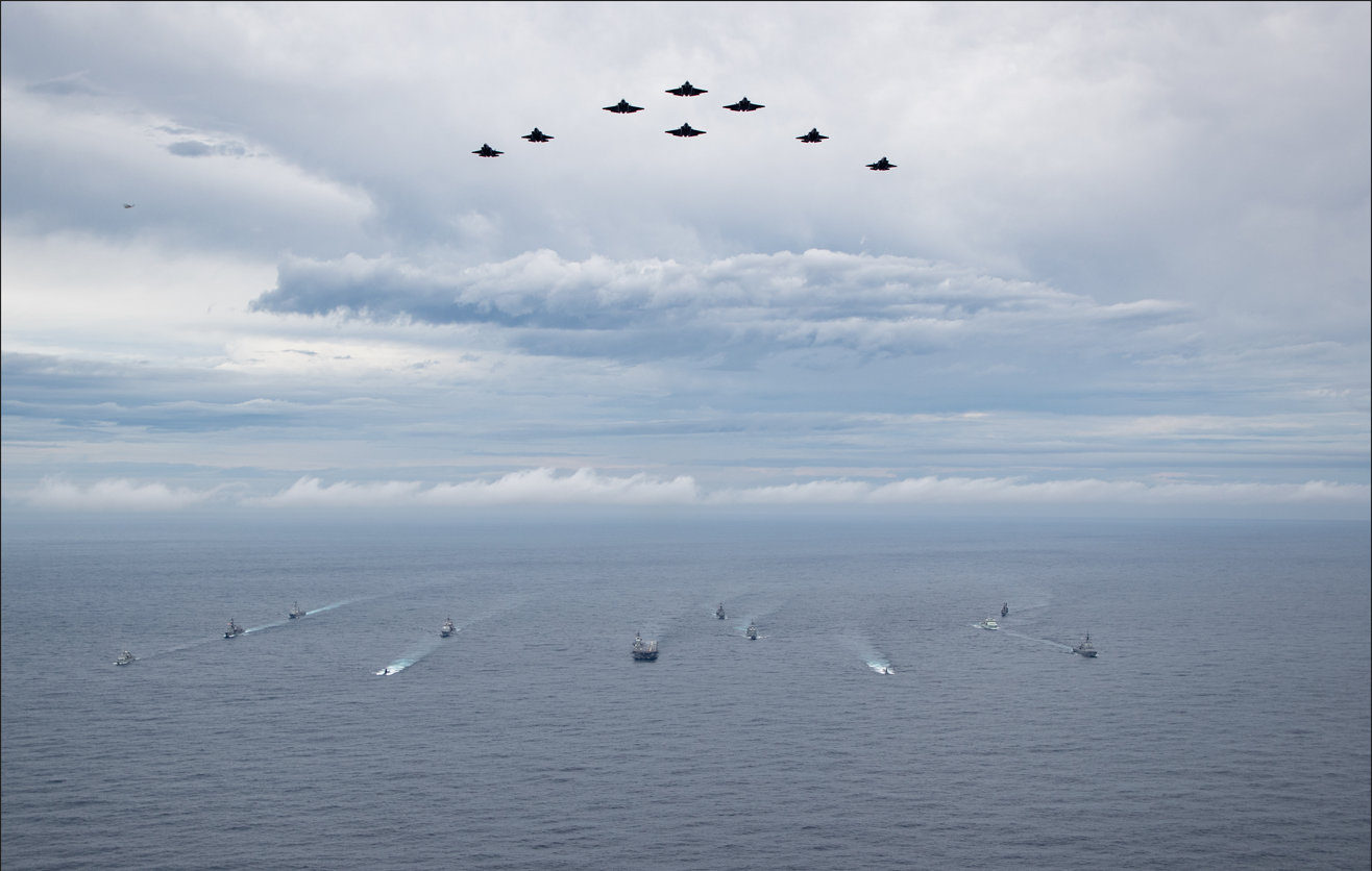 美軍第七艦隊10月30日公布ANNUALEX2025演習畫面，美國、日本等國部隊在菲律賓海域聯合操演。圖/取自第七艦隊x