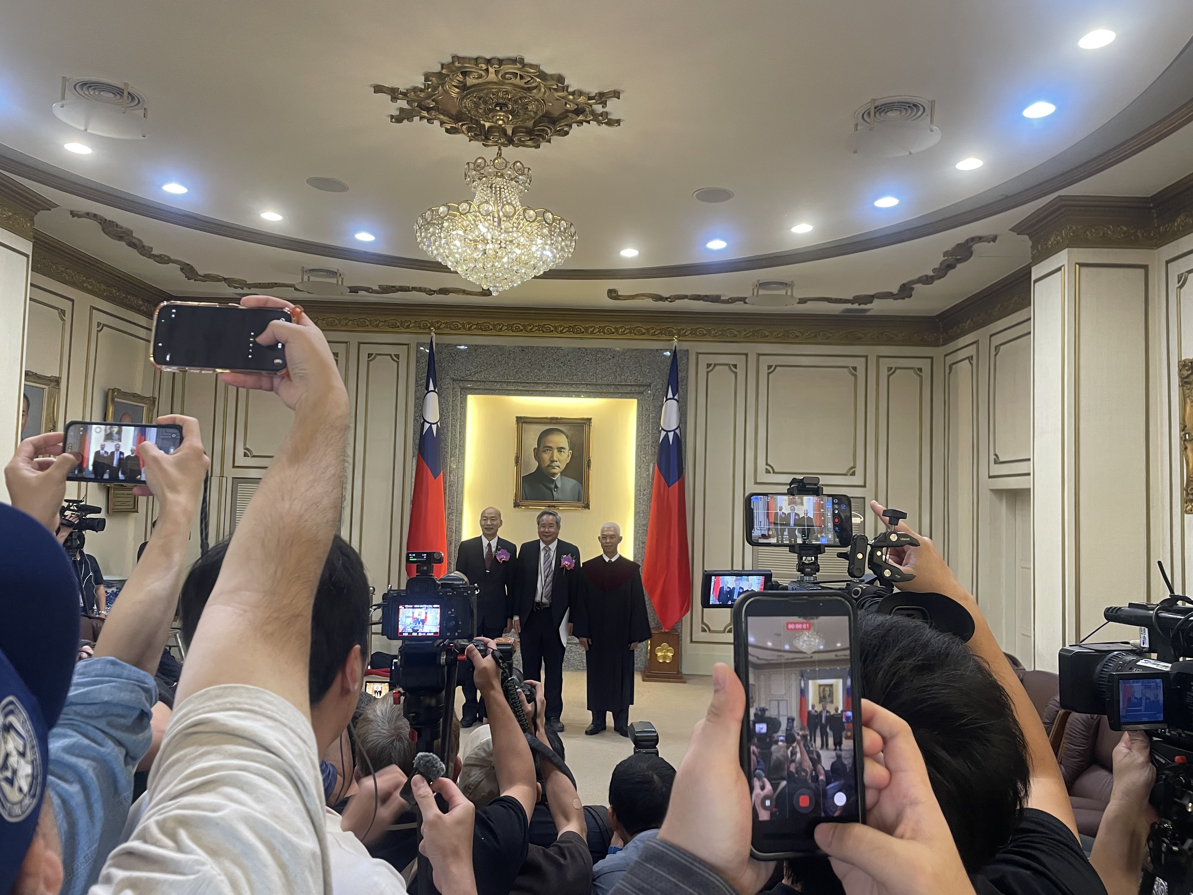 民眾黨新任立委許忠信（中）在大法官尤伯祥（右）的監誓下完成宣誓。圖/記者洪子苓攝