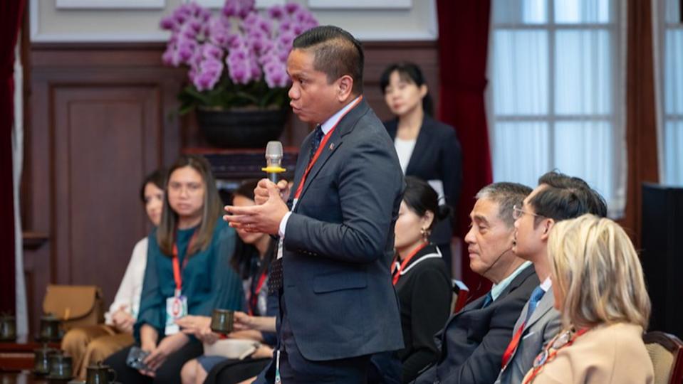 菲律賓海岸防衛隊發言人塔瑞耶拉（Jay Tarriela）7月初來台參加「台灣海洋國際論壇」與總統賴清德會面。圖/總統府提供