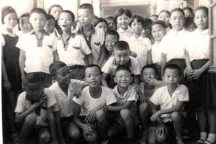 秦嗣林小學時期照片(前方單腳跪姿,第一排右二)。圖/沈春池文教基金會提供