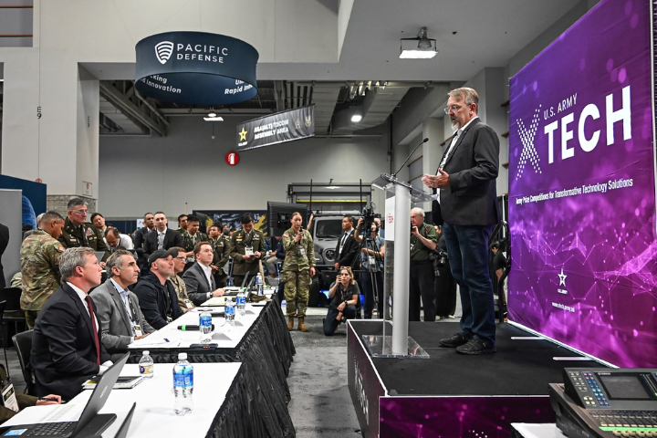 美國陸軍部長德里斯克(左)正仔細聆聽美軍火承包商介紹相關武器。圖/取自Secretary of the Army FB