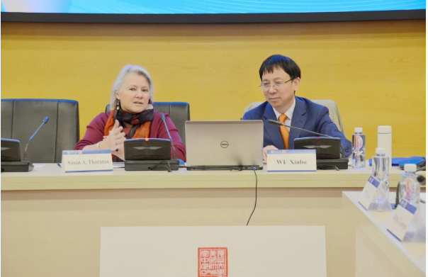 12月1日，美國外交政策全國委員會代表團訪問復旦大學美國研究中心。董雲裳（左一）與中心主任吳心伯教授做引導發言。 圖/取自復旦大學美國研究中心