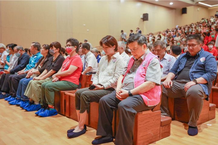 音樂會開場 全場觀眾先為花蓮災民默禱一分鐘。圖/億光文化基金會提供