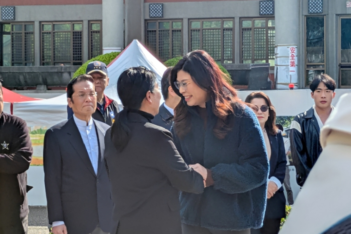 孫雅麗與鄭麗文上午在中山碑林前碰面，彼此寒暄後再開始獻花流程。圖/記者高陸攝