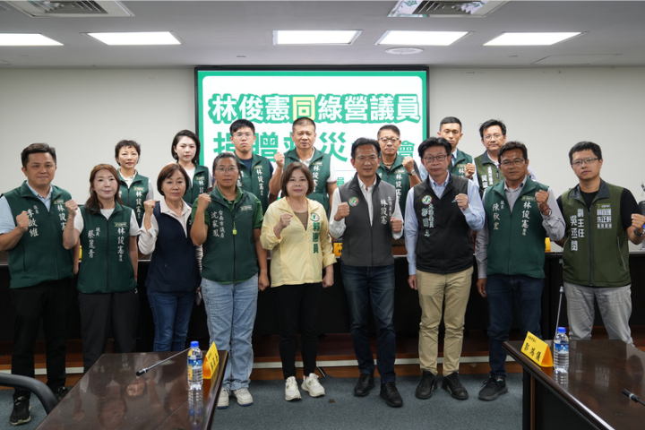 台南立委林俊憲（前右四）被北市議員侯漢廷挖出其文宣購物提袋為「中國製造」，林俊憲卻將之導向選舉背後政治操作；郭國文（前右三）也跳出來聲援，但卻越描越黑。圖／中央社