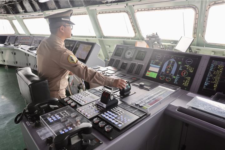 114年國防知性之旅由海軍主辦，兩棲船塢運輸艦「玉山艦」開放民眾登艦參觀，圖為平時難得一見的海軍艦艇駕駛台。圖/中央社