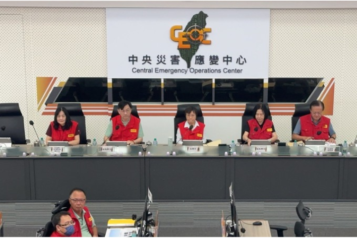 內政部長劉世芳在花蓮中央災害應變中心工作會議上批，「有些閒雜人等坐在自己家裡的圍牆上面在看風景，非常糟糕不可取」。圖/中央社