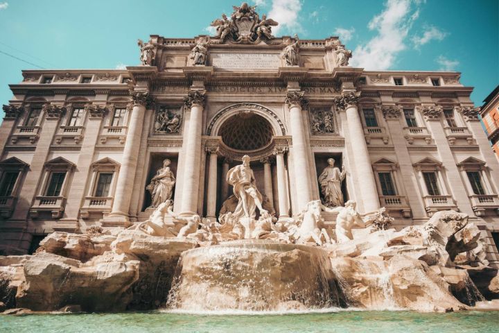 俗稱許願池的特雷維噴泉,未來遠觀依然免費,若想近距離靠近、投下心願,則需購買每人2歐元的門票,讓這一刻的許願,更顯珍貴。/圖/開元周遊提供