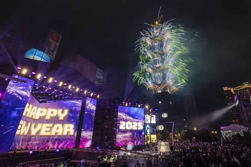 揮別2024、迎接2025，台北101跨年煙火秀於1日凌晨零時盛大登場，長達6分鐘璀璨繽紛的煙花點亮夜空。圖/中央社