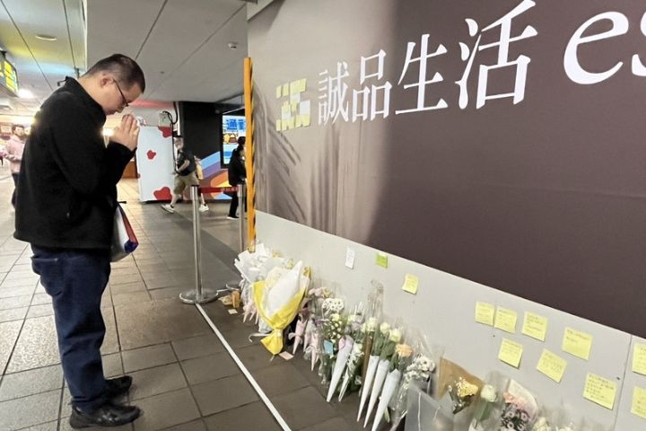 22日是張文隨機攻擊案後的第一個上班日，北捷統計乘車數未減，有民眾在擺滿花束事發現場悼念見義勇為犧牲的余家昶。圖/中央社
