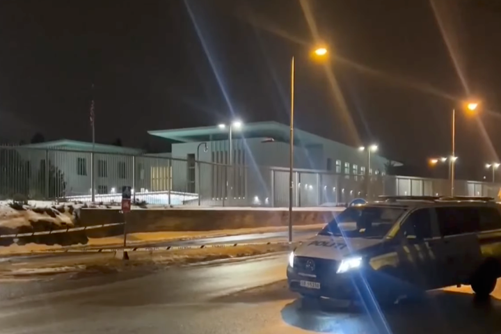 挪威警方表示，挪威首都奧斯陸的美國大使館8日凌晨約1時傳出爆炸聲。圖/翻攝自WION YouTube頻道（https://www.youtube.com/watch?v=PSxz5WSl9g8）