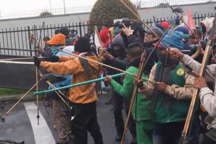 哥倫比亞反川普示威失控　民眾持弓箭攻擊美國使館4警受傷