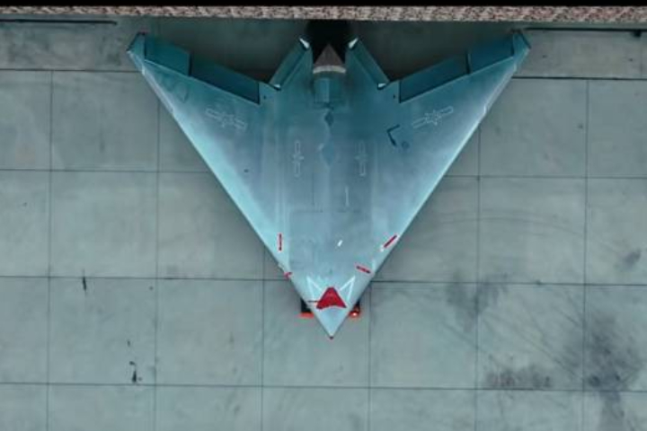 陸「空軍節」震撼首映！「攻擊-11」玄龍與殲-20同台起飛　示警亞太空防新局