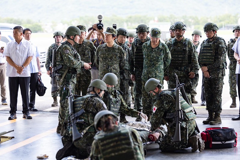 著軍服的賴總統7月23日在花蓮視察漢光演習的空軍參演部隊。圖/取自總統府官網