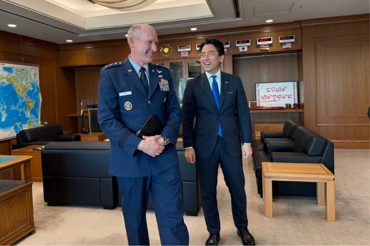 日本防衛大臣小泉進次郎表示,25日與駐日美軍司令官約斯特將軍(左)就加強美日同盟交換了具體意見。圖/取自小泉進次郎 X