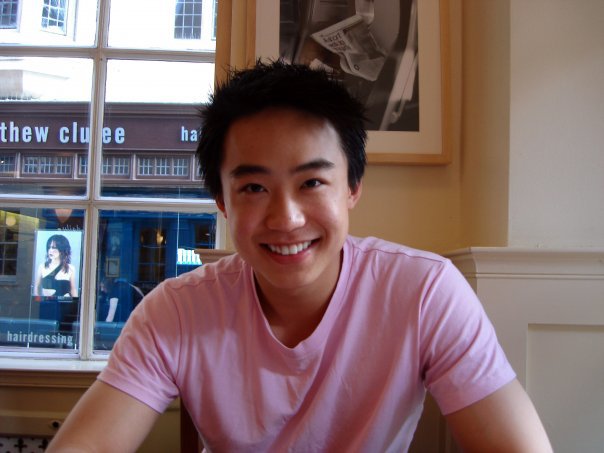 剛婚的薄瓜瓜在X平台，為目前關押監獄的父母喊冤。圖／取自薄瓜瓜臉書